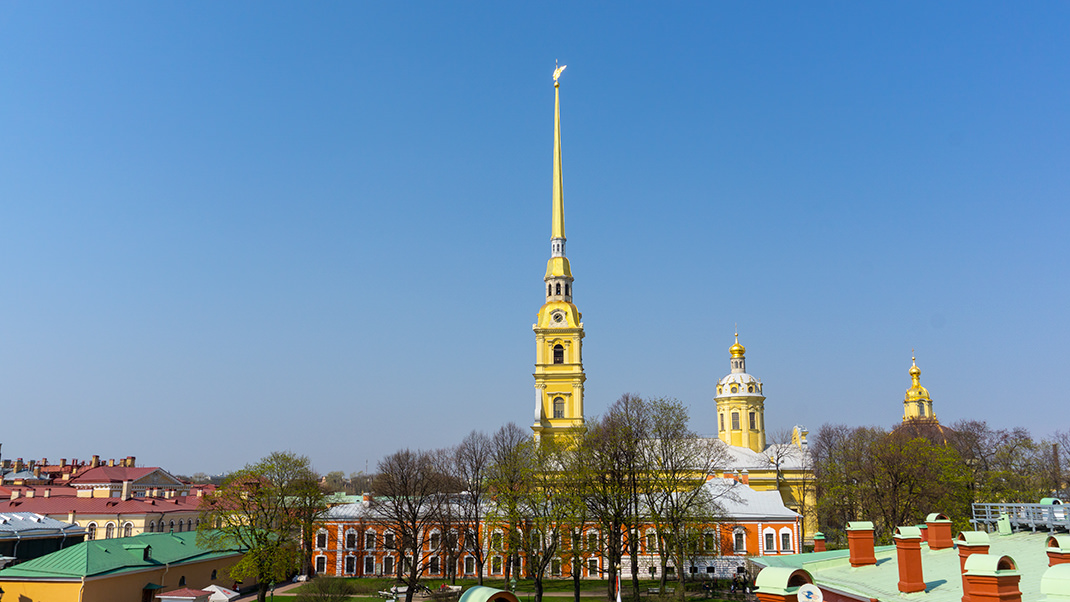 На переднем плане виден Комендантский дом. Сейчас там находится Музей истории Санкт-Петербурга