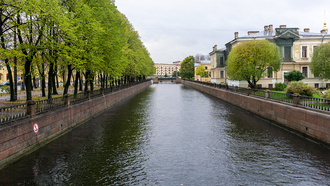 Неподалёку протекает канал Грибоедова