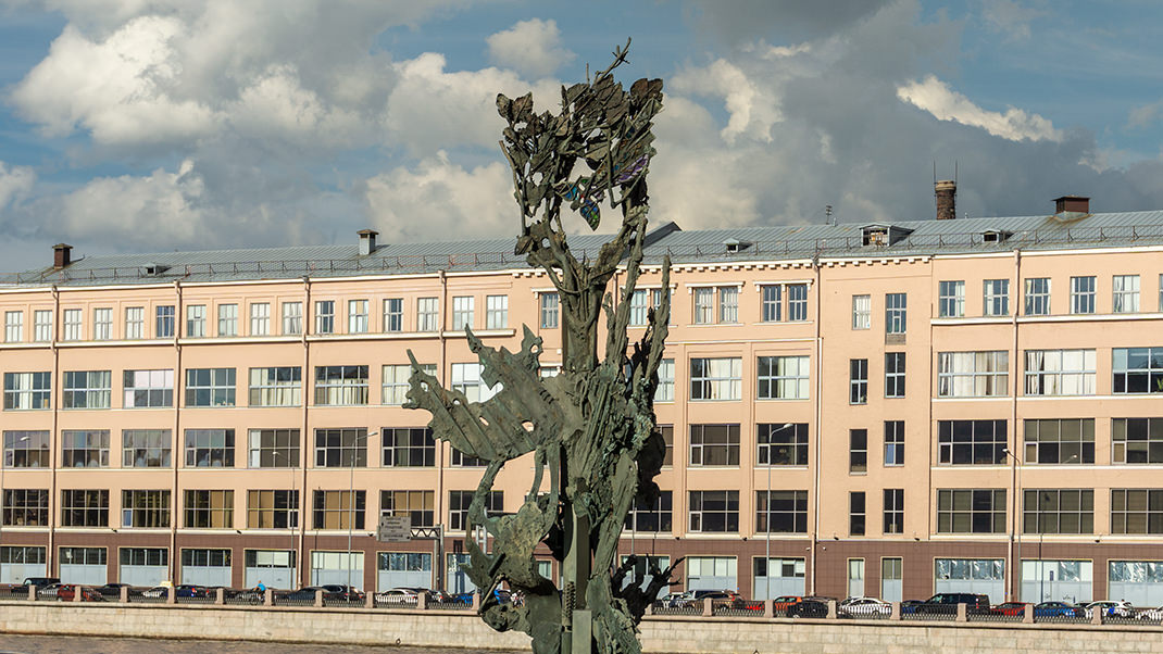 Памятник А. Нобелю на Петроградской набережной