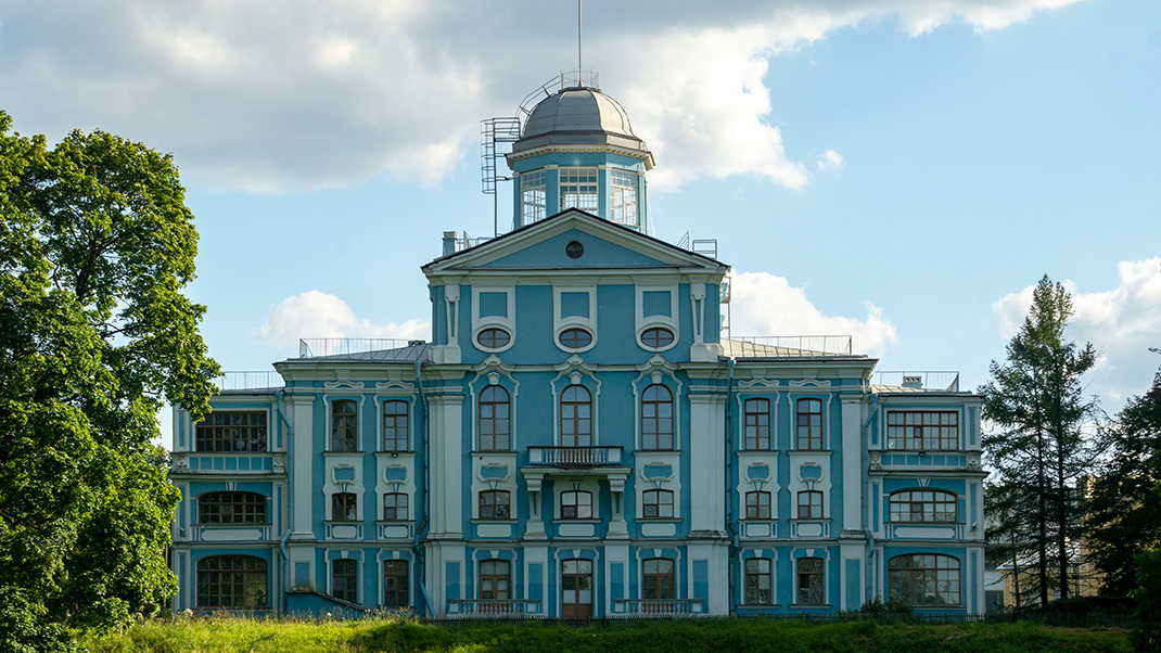 Главный усадебный дом восстановлен после Великой Отечественной войны в 1957–1960 годах