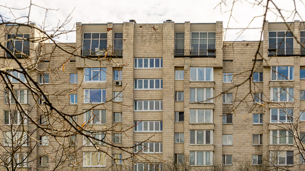 Вблизи «домов на ножках» возведено четыре жилых дома с панорамными окнами на верхнем этаже. В интернете упоминается, что помещения предназначались под мастерские для художников