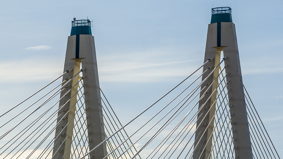 Высота пилонов моста — 126,5 метра