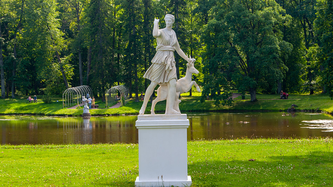 Скульптура «Диана с ланью»