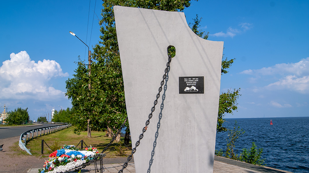 Недалеко от вокзала есть монумент героям операции "Нева-2". Здесь в 1941 - 1944 годах стоял и сражался с врагом легендарный крейсер «Аврора»