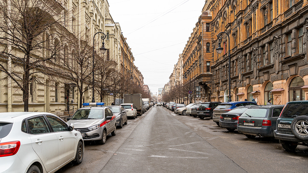 Пушкинская улица. Здание видно в правой части кадра