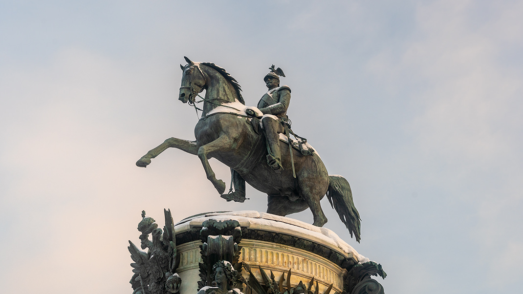 Монумент расположен на Исаакиевской площади Санкт-Петербурга