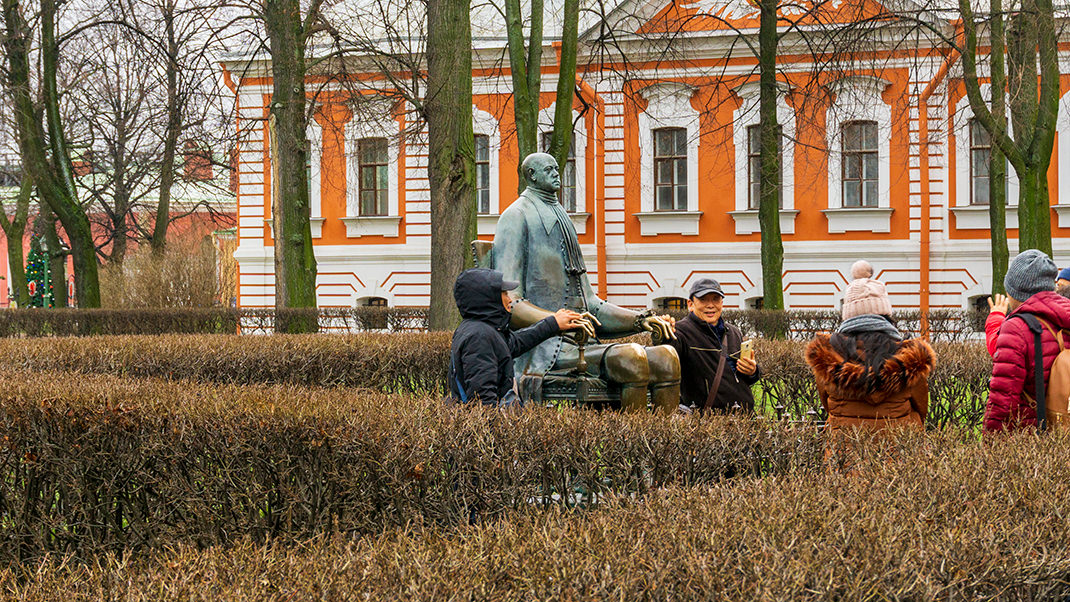 Туристы у памятника