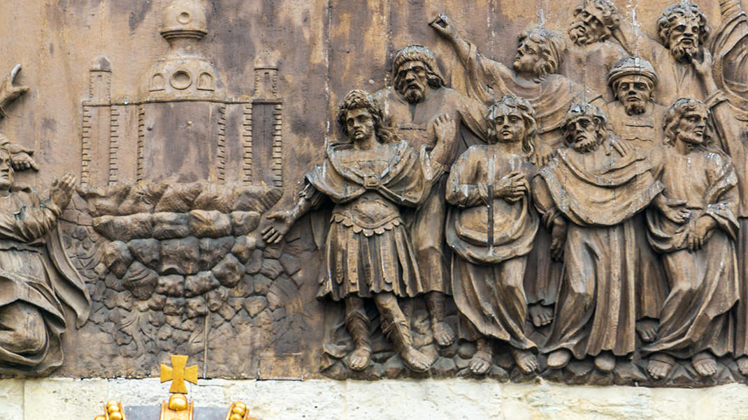 В аллегорической форме здесь показана победа русских войск над Карлом XII. Пётр изображён на переднем плане в одежде, похожей на тогу римского полководца