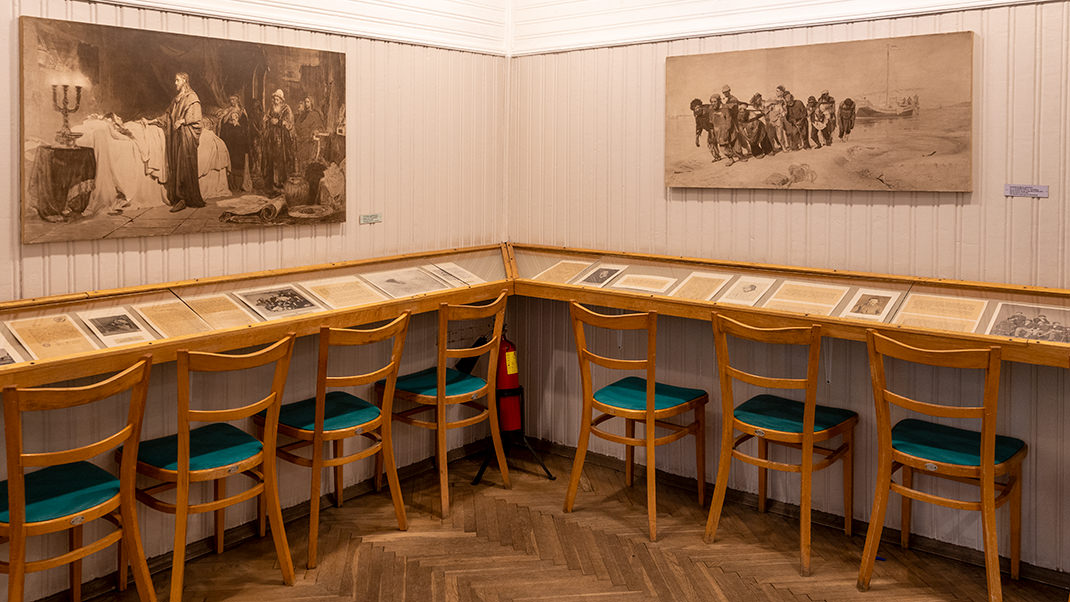 В трёх залах внизу представлены документы и фотокопии работ художника