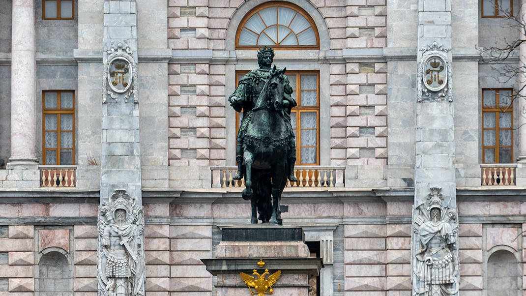Памятник императору Петру I у Михайловского замка