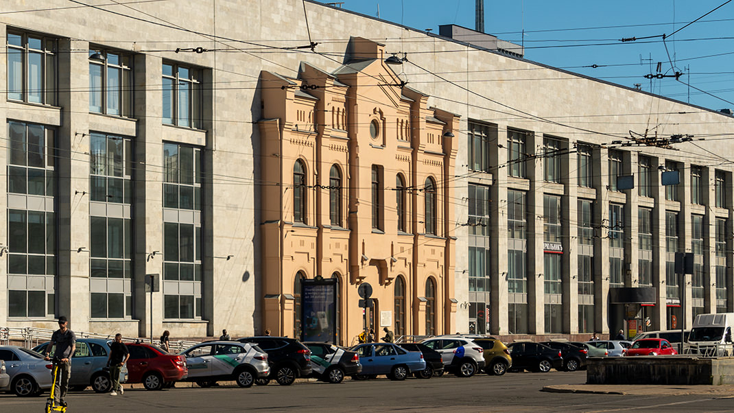 Фасад старого здания вокзала