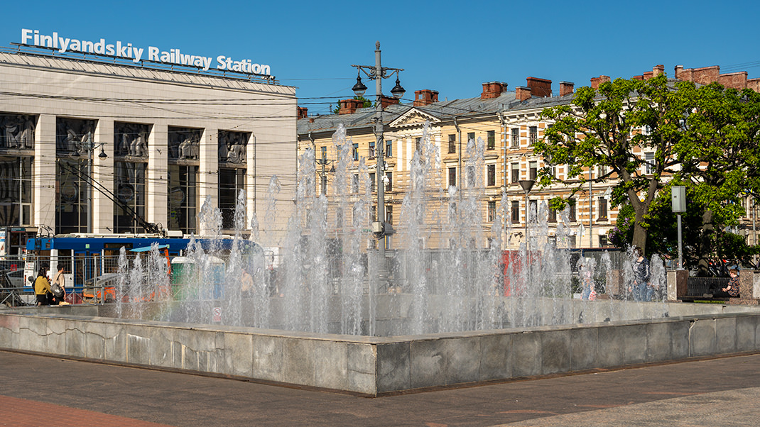 Светомузыкальный фонтанный комплекс появился на площади в 2005 году 