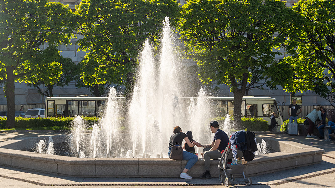 В жаркую погоду отдыхающие нередко сидят прямо на конструкциях фонтанов