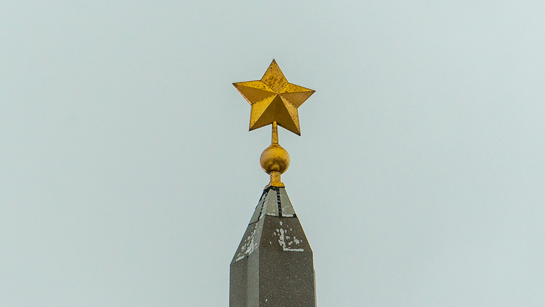 Звезда на памятнике в центре площади