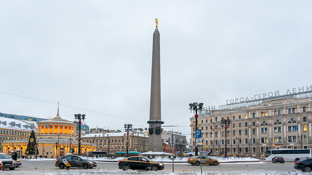 Ансамбль площади — первый пейзаж, который видят туристы, приезжающие на Московский вокзал