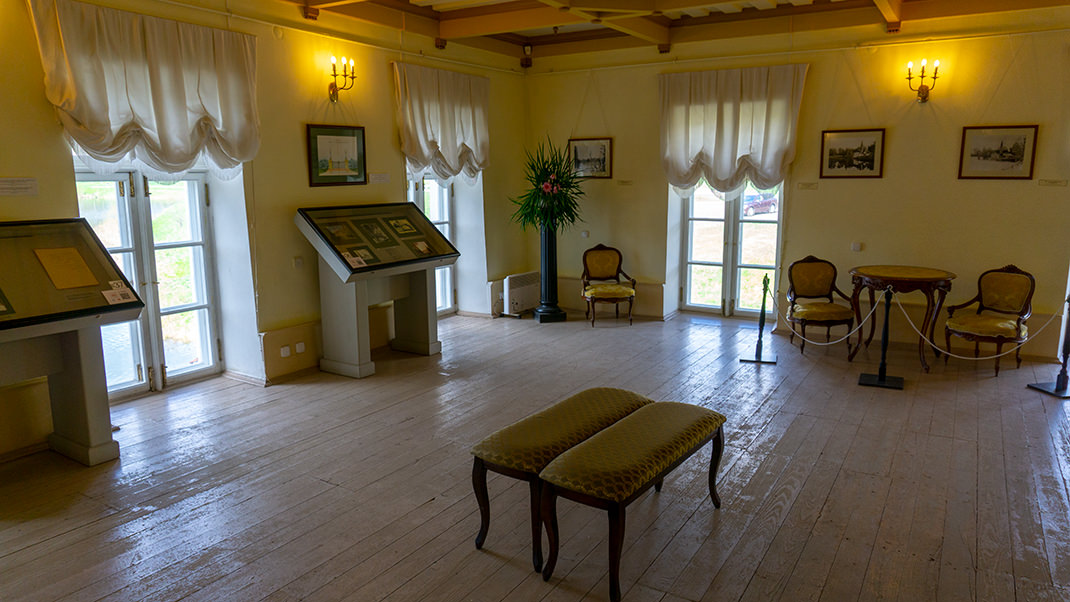 В залах второго этажа можно узнать историю постройки дворца, первый же этаж занимает экспозиция, посвящённая Мальтийскому ордену