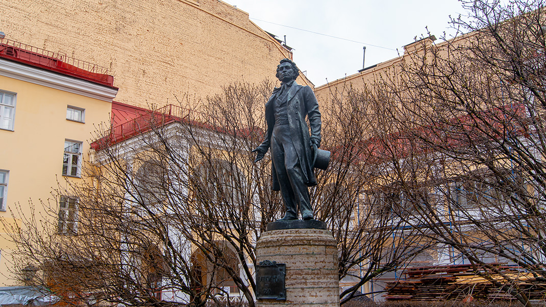 Памятник Александру Сергеевичу во дворе дома
