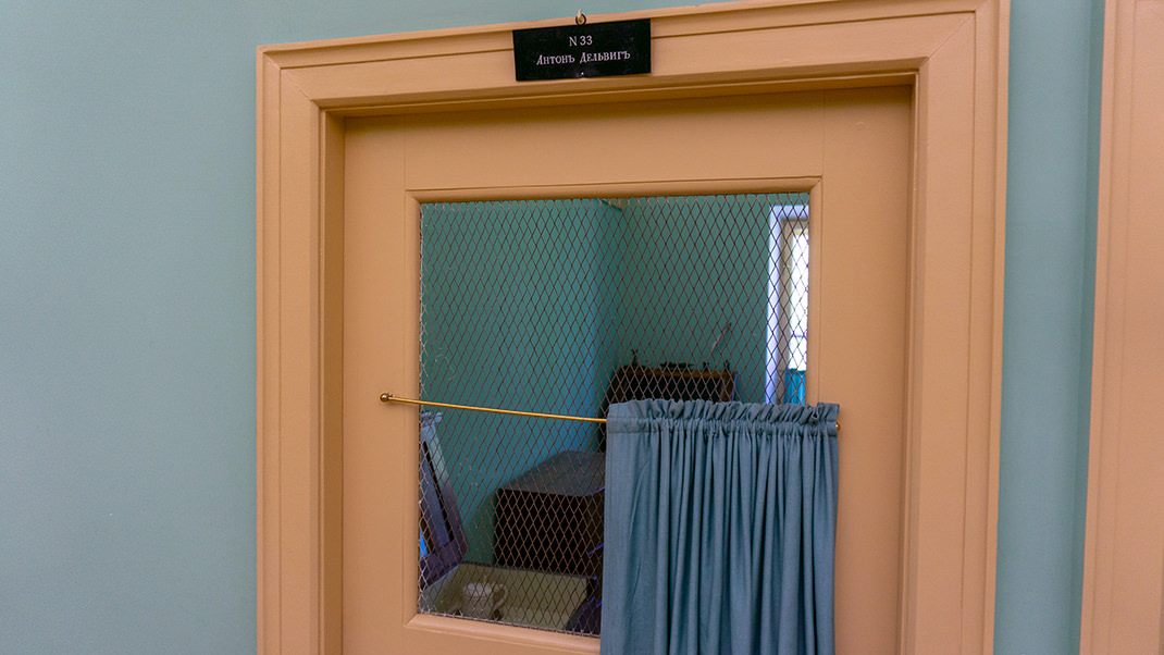 Над каждой дверью — табличка с номером комнаты, фамилией и именем лицеиста