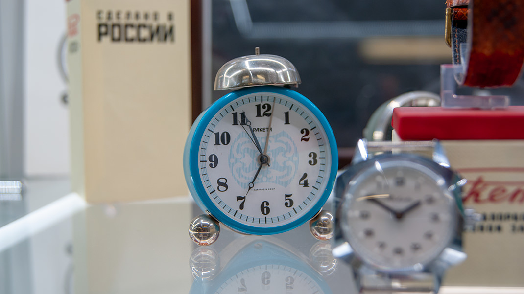 На заводе производят не только наручные часы — вот настольный будильник, также в одном из помещений можно увидеть настенные часы «Ракета»