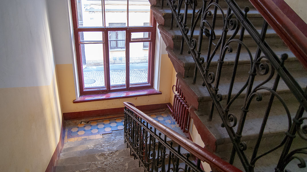 Лестница, где стояли в очереди «просители» Распутина