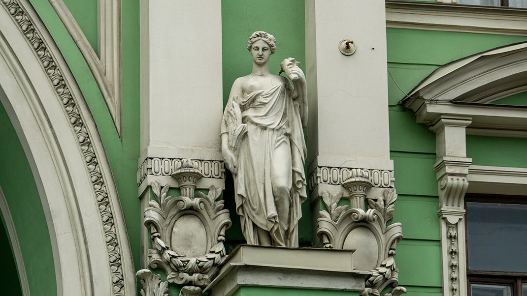 Скульптуры на фасаде