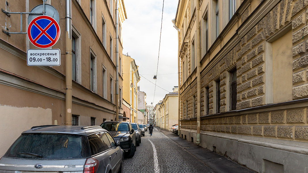 Ширина улицы колеблется от 5.5 до 6.2 метров