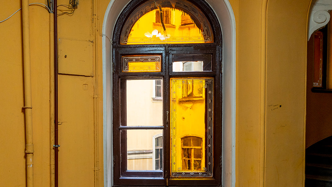 Стёкла некоторых окон имеют жёлтую окраску