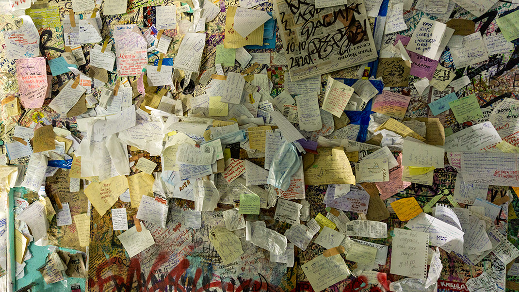 Стена, на которой посетители оставляют записки со своими желаниями