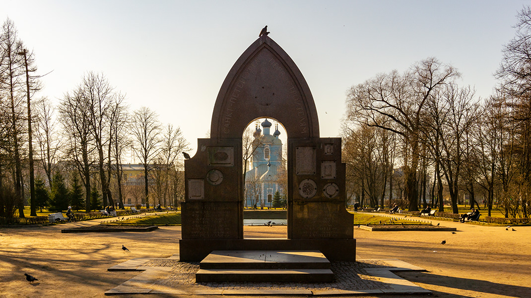 Сампсониевский сад и памятник Первостроителям
