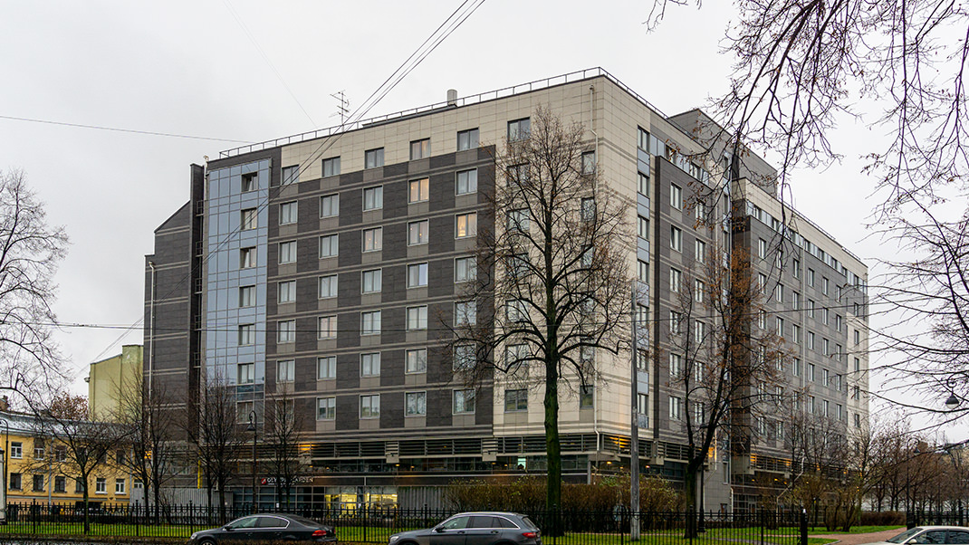 Современное здание отеля, ближе к Московскому проспекту