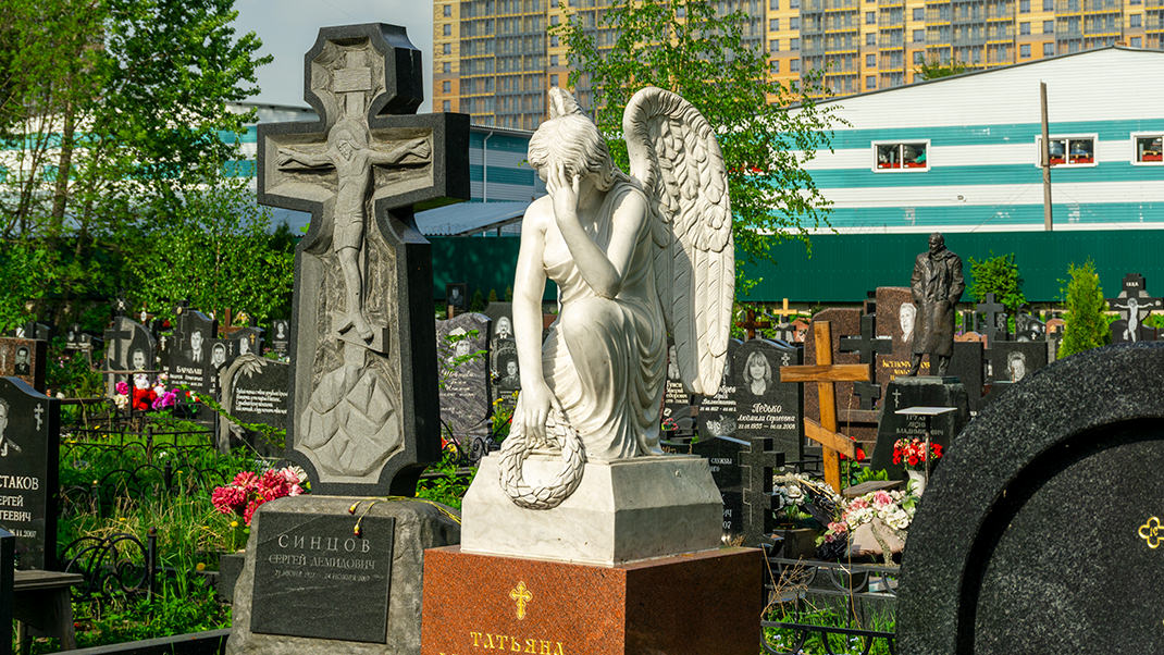 Ангел на надгробии