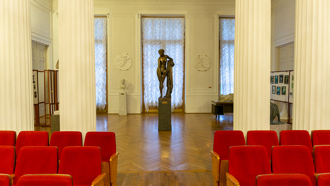 В дальней части зала расположено несколько скульптур