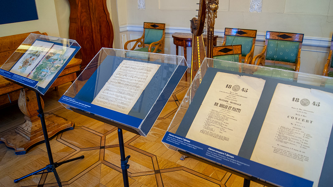 Во дворце можно увидеть множество экспонатов, относящихся к музыке