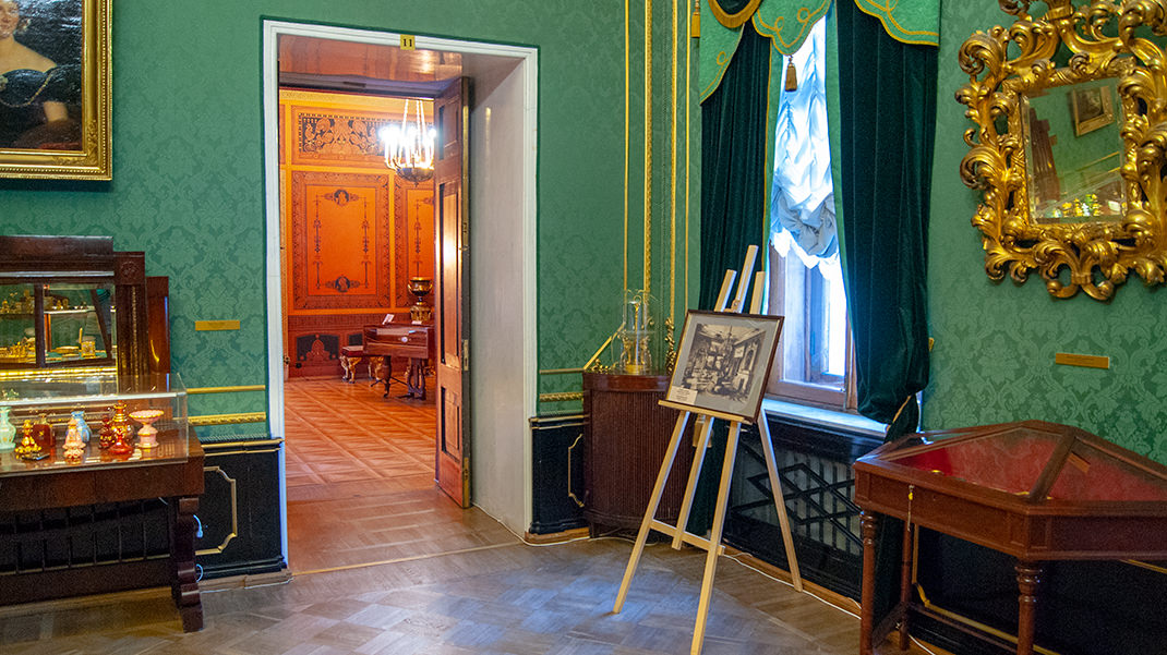 В залах можно найти фотографии интерьеров дворца столетней давности