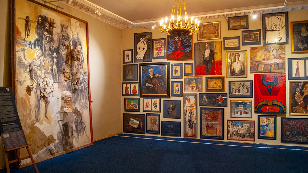 Во дворце проводится множество временных выставок, организуются тематические экскурсии и музыкальные вечера