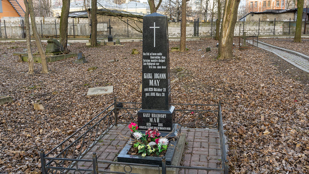 Воссозданный памятник на месте могилы педагога Карла Мая