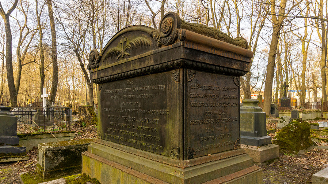 Надгробие учёного Фридриха Теодора Шуберта