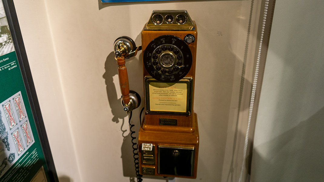 В трубке старинного телефона звучат новости города