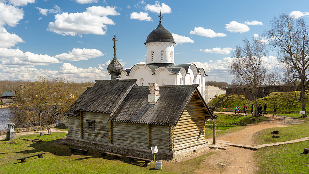 В центральной части комплекса находятся две церкви — Святого Георгия и Святого Дмитрия Солунского