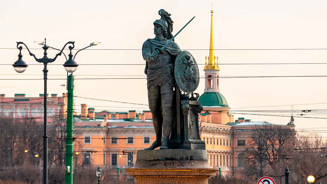 Монумент установлен на Суворовской площади
