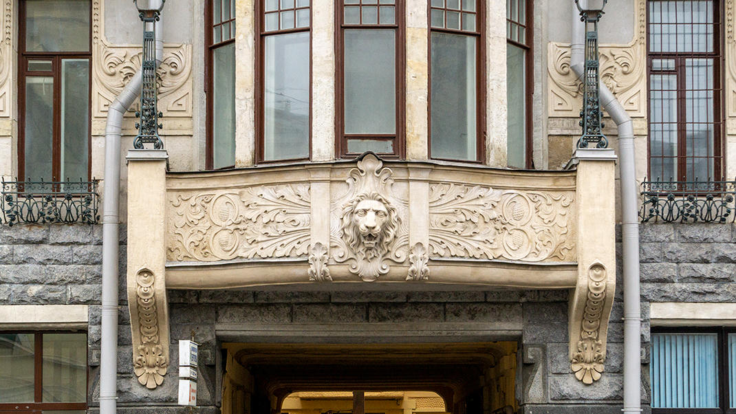 Маскарон в виде головы льва на фасаде