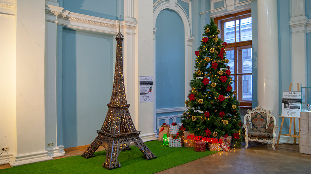 Мы посещали музей в преддверии новогодних праздников, в одном из залов находилась нарядная ель