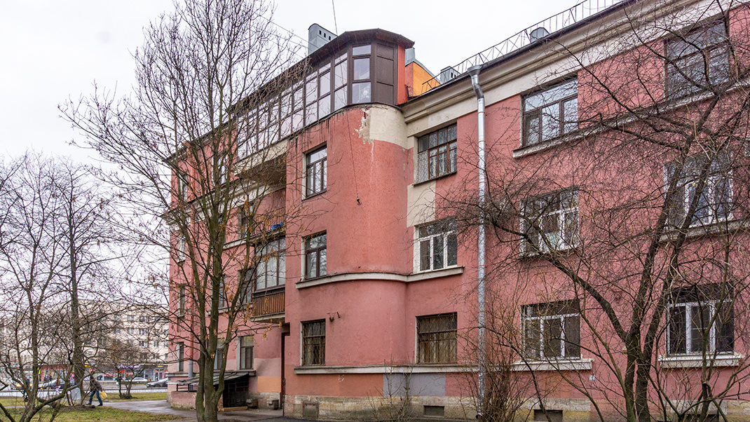 На проспект Стачек выходят четырёхэтажные части домов