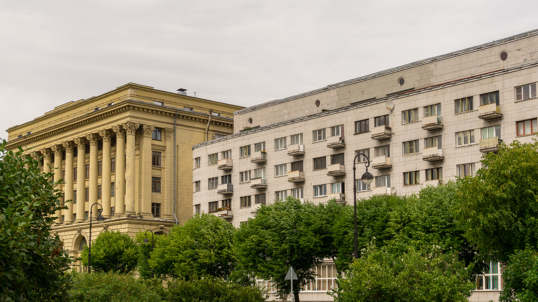Слева видно здание ЛенНИИпроекта. Справа — Дом Общества бывших политкаторжан и ссыльнопоселенцев