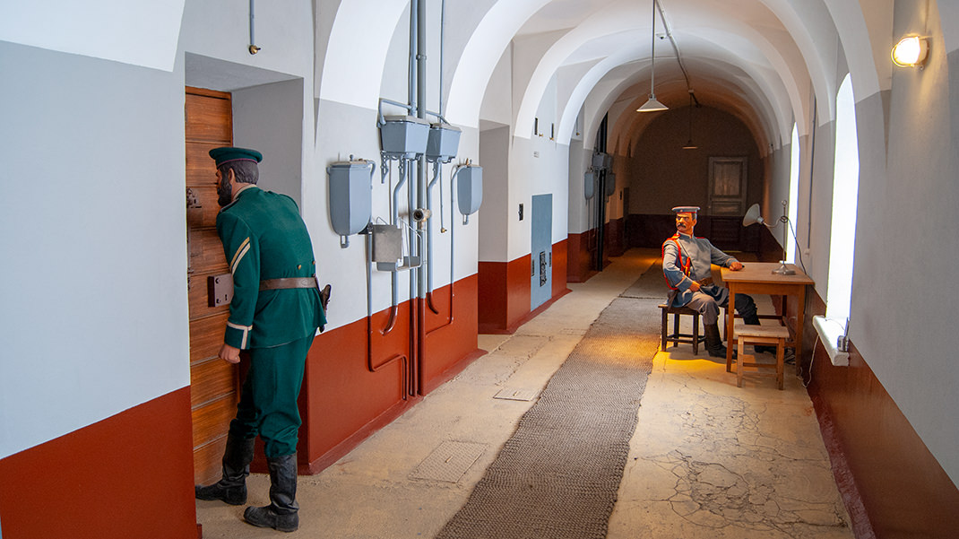 Тюремный коридор и охрана в начале XX века