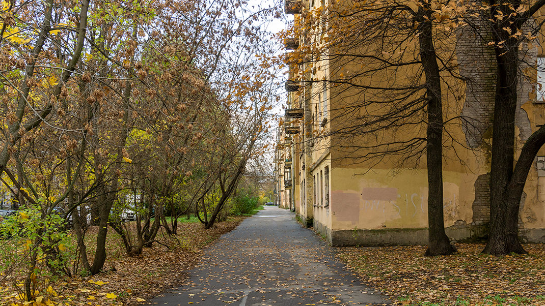Дорожка вдоль Севастопольской улицы