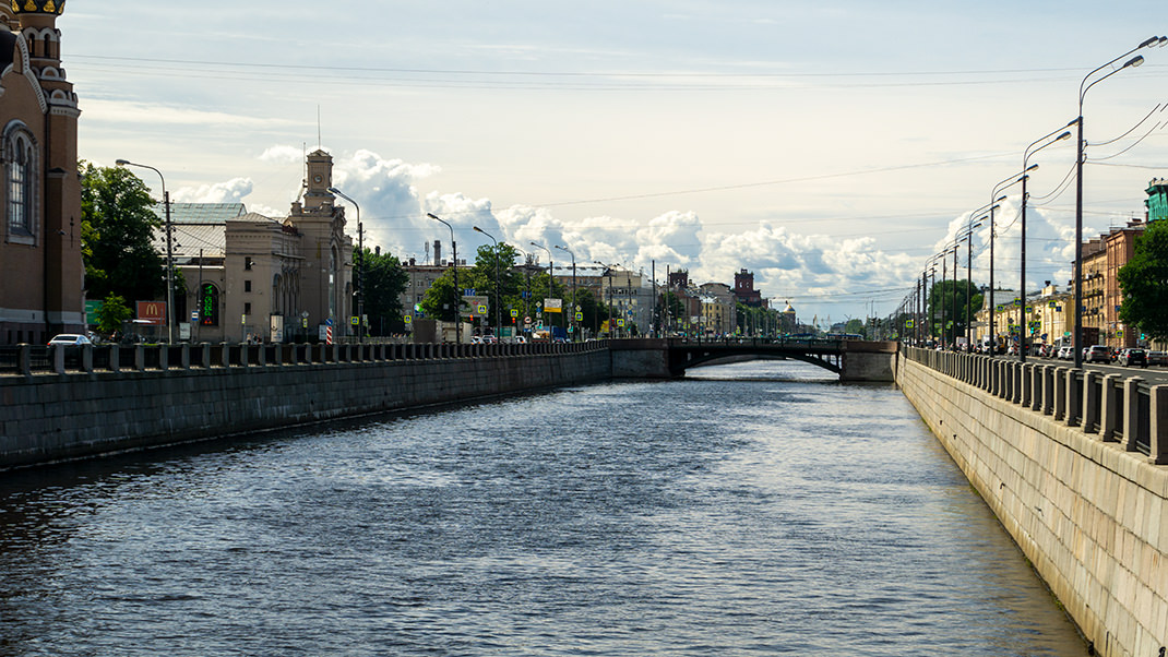 Перспектива Обводного канала. Слева видно здание бывшего Варшавского вокзала