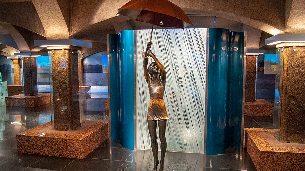 Скульптура девочки с зонтом