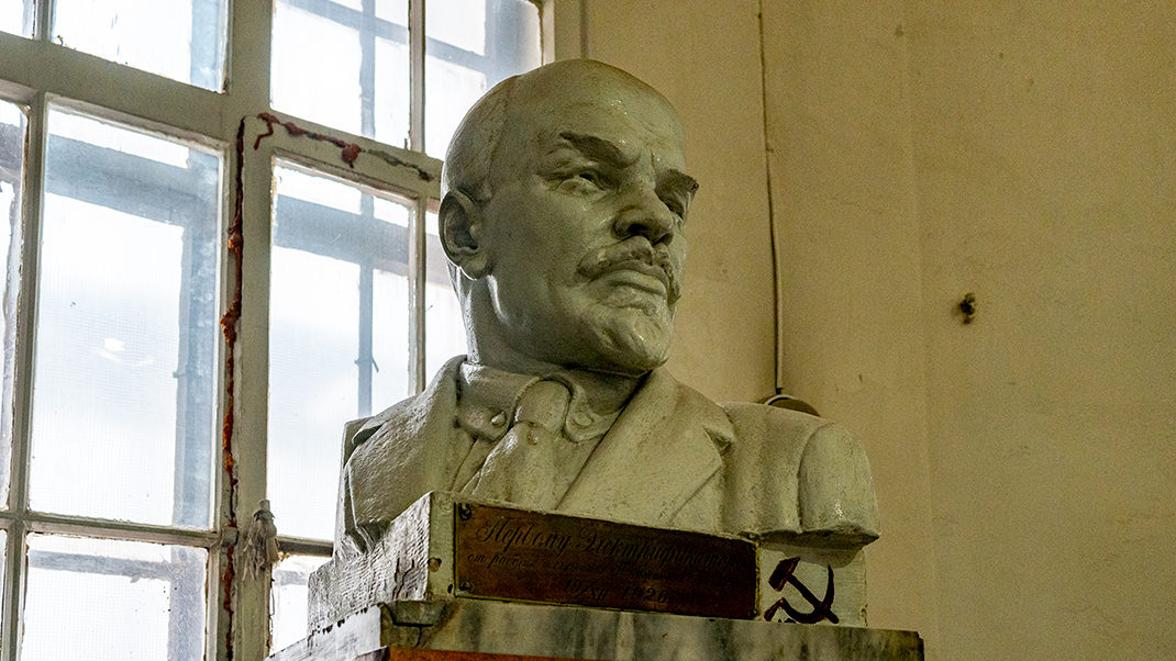 Подпись на бюсте Ленина — «Первому Электрификатору...»