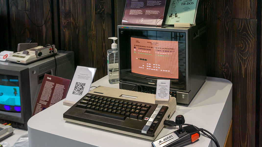 Atari 800XL. Все комплектующие компьютера находятся в корпусе, напоминающем большую клавиатуру